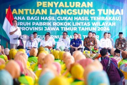Pj. Gubernur Adhy Salurkan BLT Dana Bagi Hasil Cukai Hasil Tembakau kepada Ratusan Buruh Pabrik Rokok Bojonegoro