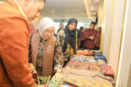 Pj. Ketua Dekranasda Jatim Minta Perajin Batik dan Tenun Terus Adaptif