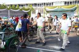 Petrokimia Gresik Berikan Bantuan Kepada Abang Becak dan Masyarakat Sekitar dalam Momen HUT ke-52
