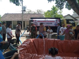 Polsek Temayang Bojonegoro Salurkan 10 ribu Liter Air Bersih untuk Atasi Krisis Air