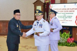 Lantik Pj .Bupati Bondowoso dan Pj. Bupati Jombang, Pesan Pj Gubernur Adhy: Segera Bersinergi dan Berkoordinasi dengan DPRD dan Forkompinda Kabupaten