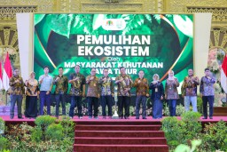 Pj. Gubernur Adhy Ajak Masyarakat Jatim Masifkan Sedekah Oksigen dengan Tanam Mangrove