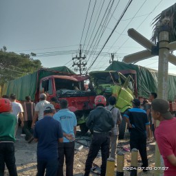 Hindari Sepeda Motor, Dua Truk Bertabrakan di Jembatan Balun