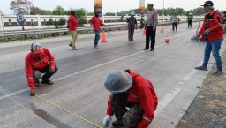 Kerap Kali Jadi Sirkuit Balap Liar Dadakan, Polisi Pasang Speed Trap di Jalan Raya Glagahan Kecamatan Perak Jombang