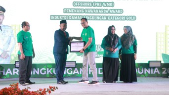 Komitmen Lestarikan Lingkungan, Bupati Berikan Nawakarsa Award kepada PHE WMO