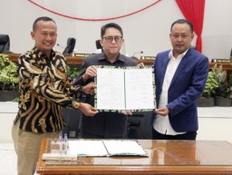 Pj Bupati Bojonegoro Menandatangani Penetapan Raperda RPJPD 2025-2045