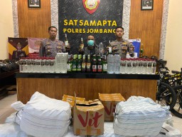 Berantas Penjualan Miras Ilegal di Kota Santri, Polres Jombang Amankan 493 Botol dan Penjual