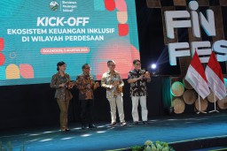 Mensesneg Pratikno, Dewan OJK, dan Pj Bupati Adriyanto Pukul Kentongan Kick Off EKI di Bojonegoro