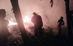 Sapi dan Kambing Terpanggang dalam Kebakaran Kandang Ternak di Desa Jatirembe Gresik