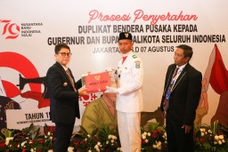Jelang HUT RI ke-79, PJ Bupati Bojonegoro Terima Duplikat Bendera Pusaka