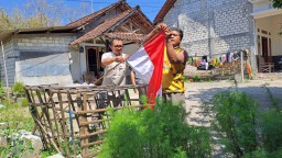 Pupuk Nasionalisme, IJTI Korda Pantura Raya Bagikan Ratusan Bendera Merah Putih dan Puluhan Buku kepada warga Tuban