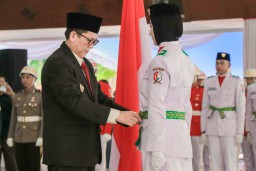 PJ Bupati Bojonegoro Mengukuhkan 72 Anggota Paskibraka 2024