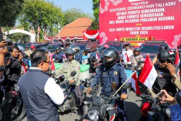 Pj. Gubernur Adhy Berangkatkan TKSK dan TAGANA, Salurkan Tali Asih bagi Keluarga Pahlawan dan Perintis Kemerdekaan