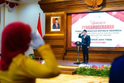 Ribuan ASN Pemprov Jatim Dapat Satyalancana Karya Satya, Pj Gubernur Adhy Beri Rasa Hormat atas Tenaga, Pikiran dan Pengabdiannya