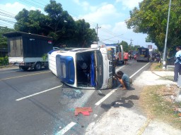 Mobil Elf Berisi Rombongan Pesilat Kecelakaan di Jombang