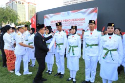 Kukuhkan 64 Anggota Paskibraka Jatim, Pj. Gubernur Pesankan Jadi Agen Jaga dan Pelihara Nilai-Nilai Pancasila
