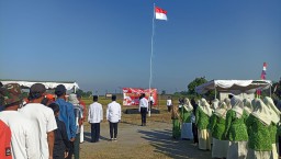 Kobarkan Semangat Nasionalisme dengan Unik, Warga Jombang Upacara Kemerdekaan RI di Sawah