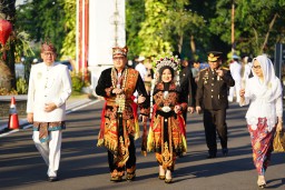 Kenakan Baju Adat Osing di Upacara HUT ke-79 RI, Pj. Gubernur Adhy Ajak Masyarakat Isi Kemerdekaan dengan Kegiatan Positif bagi Kemajuan Jatim