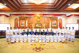 Gelar Malam Apresiasi Paskibraka Jatim, Pj. Gubernur Adhy Puji Pengibaran Sukses Wujudkan Upacara yang Khidmat