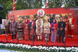 Dukung Nusantara Baru Indonesia Maju, Insan Bank Jatim Kompak Berbusana Adat Melalui Jatimers Defile 2024