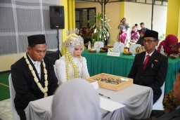 Sepuluh Pasang Pengantin Ikuti Nikah Berkah yang Digelar Pemkab Tuban dalam Rangkaian Perayaan HUT RI ke-79