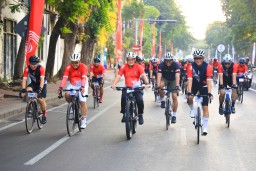 Lepas Peserta Road Bike II Gowes Kemerdekaan, Pj. Gubernur Adhy: Sehatkan Raga Sembari Napak Tilas Perjuangan