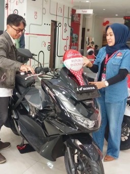 Berikan Kenyamanan Konsumen, MPM Honda Jatim Lengkapi Honda Front Line People dengan ID Card Resmi