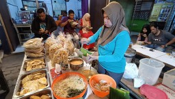 Nikmatnya Kuliner Malam Nasi Pecel Tumpang Pincuk Khas Kediri di Simpang Empat Hayam Wuruk Jombang