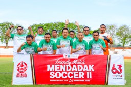 Pemprov Menang Empat Gol dari Bank Jatim di "Mendadak Soccer" II, Pj. Gubernur Adhy Jadi Starter Kemenangan