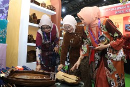 Kriya Nusa 2024, Pj Ketua Dekranasda Kabupaten Bojonegoro Harapkan Generasi Muda Tampilkan Karya Mereka