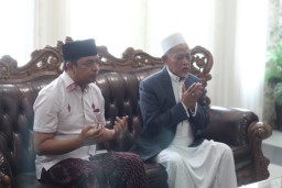 Jelang Daftar ke KPU Jatim, Gus Hans Sowan Kiai Sepuh dan Ziarah Makam Ulama Jombang