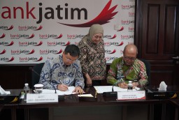 Teken Kerja Sama dengan Petrokimia Gresik, Bank Jatim Dukung Pembangunan Pabrik Pupuk NPK Phonska V