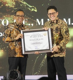 Pj Bupati Adriyanto Raih Penghargaan sebagai Pemimpin Inspiratif