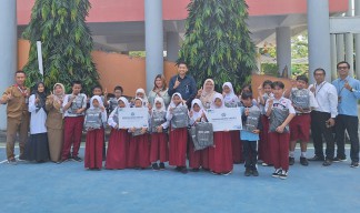 YBM BRILiaN BO Manukan Bantu Paket Pendidikan di SDN Lidah Kulon Surabaya