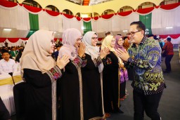 Beri Arahan 823 Penerima Beasiswa Pemprov Jatim, Pj. Gubernur Adhy Tekankan Kualitas SDM Profesional dan Agamis