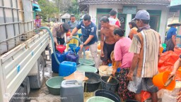 Polres Bojonegoro Salurkan 10 Ribu liter Air Bersih kepada Masyarakat