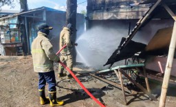 Warung Kopi di Gresik Terbakar Setelah Tersambar Api Bakaran Sampah