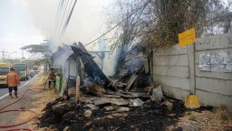 Satu Warung di Kedamean Gresik Ludes Kebakaran Gara-gara Sampah