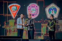 Menparekraf Beri Penghargaan untuk Kabupaten Gresik Karena Dianggap Berhasil Kembangkan Ekraf dan Pariwisata 
