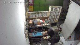 Masuk Lewat Atap, Pria Bersarung Terekam CCTV Bobol Konter HP di Jombang