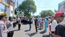 Kejaksaan Negeri Jombang Didemo Sejumlah Badut, Teaterikal Demontrasi Mendesak Penuntasan Kasus Dugaan Korupsi