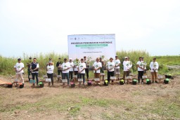 Sambut Hari Maritim Nasional, SPMT Grup Perkuat Ekosistem Pesisir Kalteng dengan 30.000 Bibit Mangrove