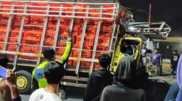 Truk Pengangkut Ayam di Kabupaten Jombang Tabrak Tronton, Sopir Terjepit