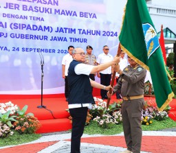 Pj. Sekdaprov Bobby Berangkatkan Kirab Pataka Jer Basuki Mawa Beya Hari Jadi ke-79 Provinsi Jatim