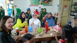 Masa Kampanye Pilkada 2024 Jombang, Cabup Mundjidah Dengar Apirasi Warga dengan Makan Bakso Bareng