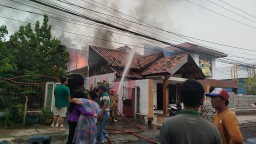 Muncul Kepulan Asap, Ternyata Sebuah Rumah Padat Penduduk di Jombang Terbakar