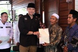 Menteri AHY Serahkan Puluhan Sertipikat Tanah Wakaf di Pasuruan