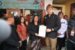 Serahkan Sertipikat Tanah Elektronik kepada Masyarakat di Kawasan Taman Nasional Bromo, Menteri AHY Harapkan UMKM Pariwisata Berkembang