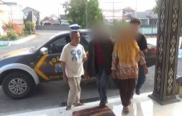 Diduga Embat Dompet Orang di Pasar, Pasutri di Jombang Digelandang ke Polsek