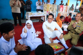 Sapa Penyandang Tuna Grahita di UPT RSBG Tuban, Pj. Gubernur Adhy Apresiasi Berbagai Keterampilan Produktif yang Diajarkan